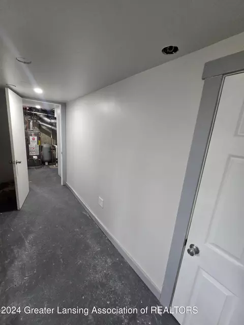 Entry Way - 1024 Hill Pl, Jackson, MI 49202 photo 6 of 6
