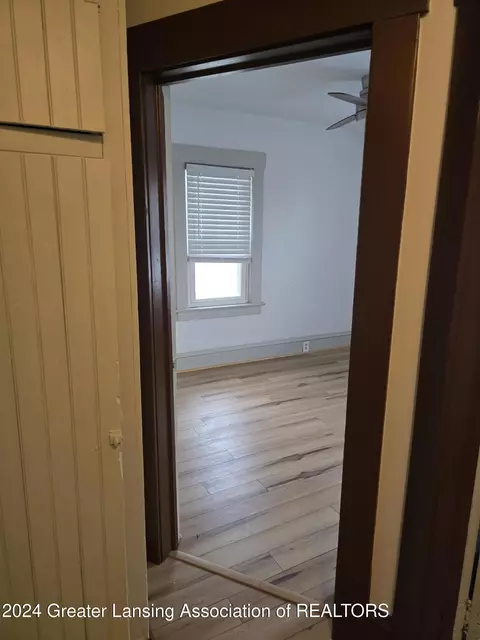 Entry Way - 1024 Hill Pl, Jackson, MI 49202 photo 4 of 6