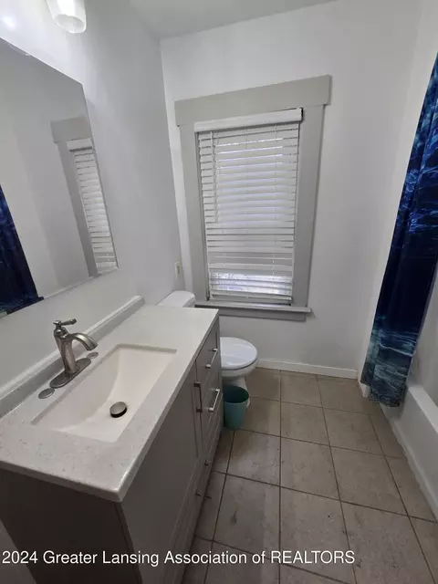 Bath - 1024 Hill Pl, Jackson, MI 49202 photo 3 of 6