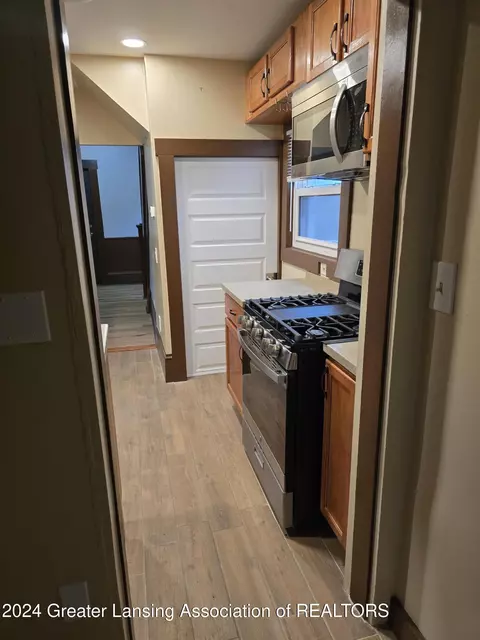 Entry Way - 1024 Hill Pl, Jackson, MI 49202 photo 1 of 6