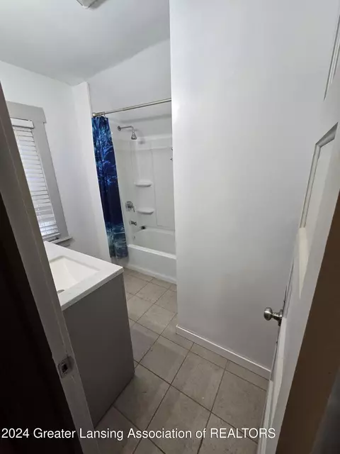 Bath - 1024 Hill Pl, Jackson, MI 49202 photo 2 of 6