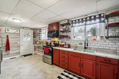 315 N Madison St, Perry, MI 48872 photo 17