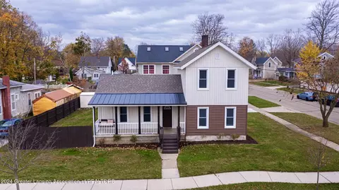 427 S Bridge St, Grand Ledge, MI 48837