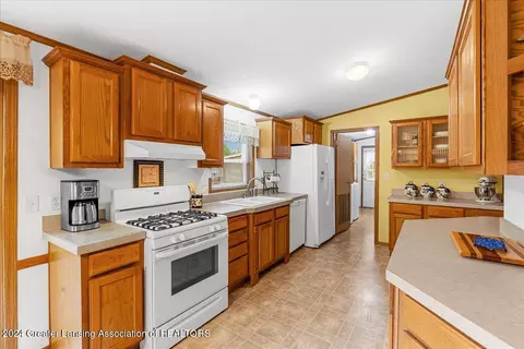 Kitchen - 15383 Gary Ln, Bath, MI 48808 photo 2 of 3