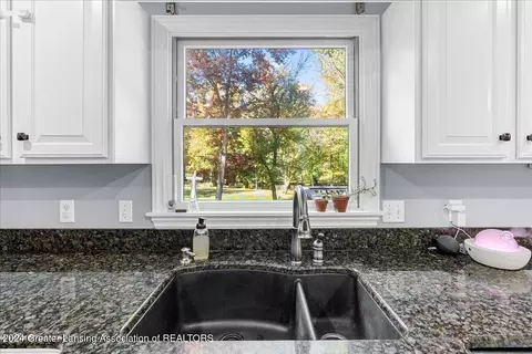 Kitchen - 214 Brookstone Cir, Dewitt, MI 48820 photo 4 of 5