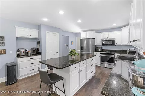 Kitchen - 214 Brookstone Cir, Dewitt, MI 48820 photo 3 of 5