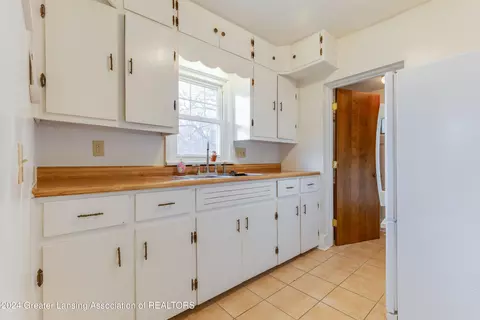 Entry Way - 911 Mahlon St, Lansing, MI 48906 photo 1 of 1