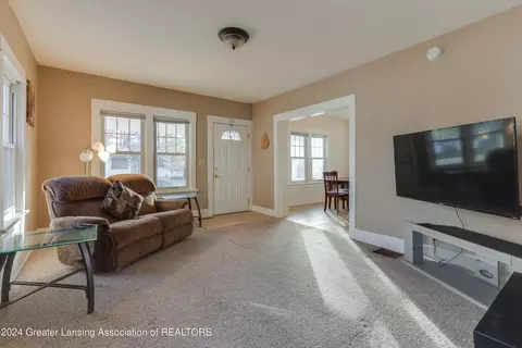 Living - 911 Mahlon St, Lansing, MI 48906 photo 2 of 3