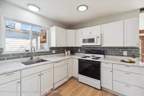 4131 Windward Dr, Lansing, MI 48911 photo 9