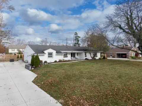 915 Applegate Ln, East Lansing, MI 48823