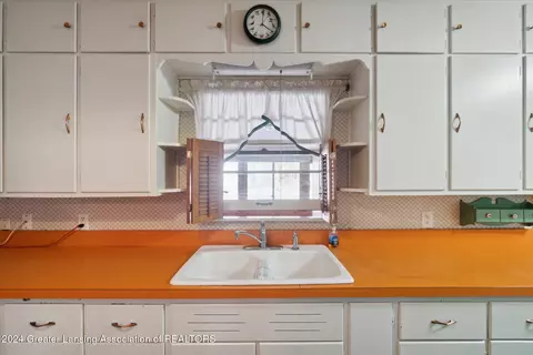 Kitchen - 4980 Mohawk Rd, Okemos, MI 48864 photo 2 of 3