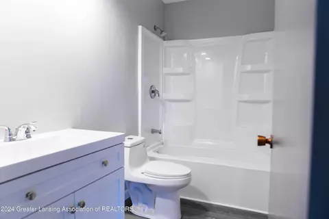 Bath - 6560 E Galway Cir, Dimondale, MI 48821 photo 3 of 5