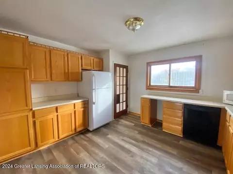 Kitchen - 11370 S Us 27, Dewitt, MI 48820 photo 3 of 5