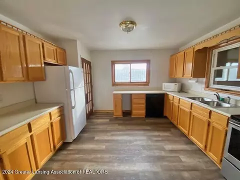 Kitchen - 11370 S Us 27, Dewitt, MI 48820 photo 2 of 5