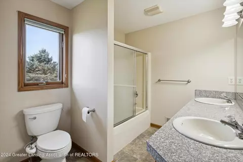Bath - 1787 Killarney Dr, Holt, MI 48842 photo 1 of 4