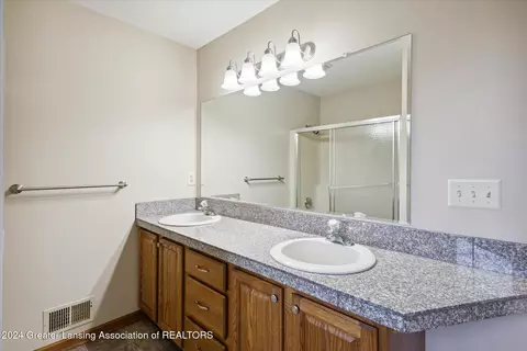 Bath - 1787 Killarney Dr, Holt, MI 48842 photo 2 of 4