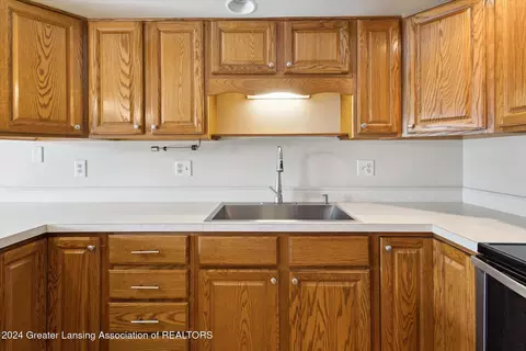 Kitchen - 1787 Killarney Dr, Holt, MI 48842 photo 3 of 4