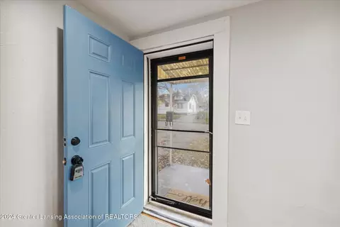 Entry Way - 637 E Willard Ave, Lansing, MI 48910 photo 1 of 5