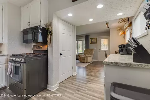 Entry Way - 322 E Sheridan Rd, Lansing, MI 48906 photo 1 of 2