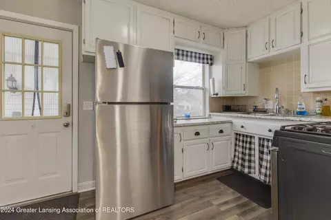 Kitchen - 322 E Sheridan Rd, Lansing, MI 48906 photo 2 of 2