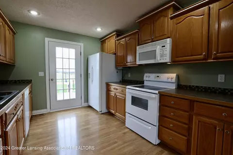 Kitchen - 7930 S Francis Rd, Dewitt, MI 48820 photo 2 of 3