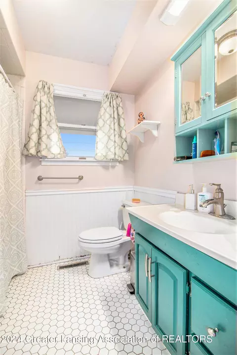 Bath - 919 Eugenia Dr, Mason, MI 48854 photo 2 of 2