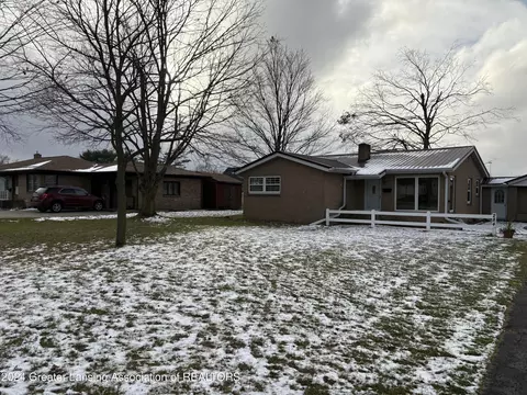 284 Crescent Dr, Portland, MI 48875