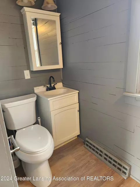 Bath - 120 Walnut St, Grand Ledge, MI 48837 photo 1 of 3