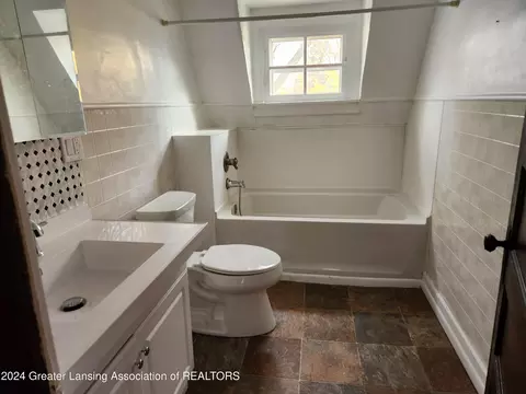 Bath - 120 Walnut St, Grand Ledge, MI 48837 photo 3 of 3
