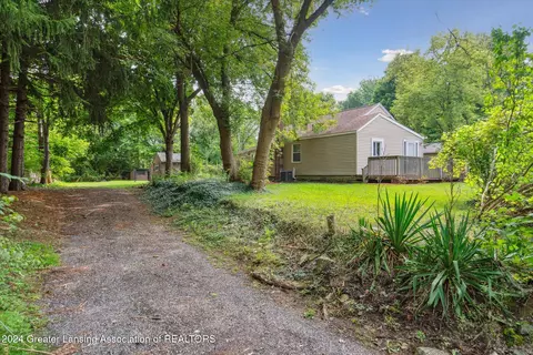 6743 Richard Rd, Lansing, MI 48911