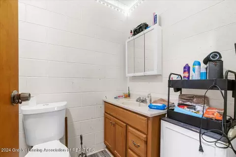 Bath - 110 W Willow St, Perry, MI 48872 photo 2 of 3