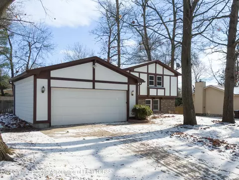 5816 Bois Ile Dr, Haslett, MI 48840