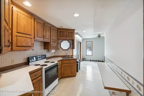 Kitchen - 14725 Nichols Rd, Bath, MI 48808 photo 4 of 4