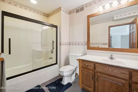 Bath - 14725 Nichols Rd, Bath, MI 48808 photo 4 of 4