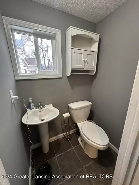 Bath - 312 E Cavanaugh Rd, Lansing, MI 48910 photo 3 of 3