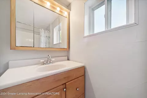 Bath - 601 Ridgewood Ave, Lansing, MI 48910 photo 2 of 2