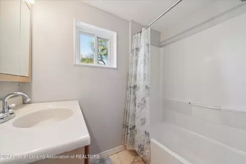 Bath - 601 Ridgewood Ave, Lansing, MI 48910 photo 1 of 2