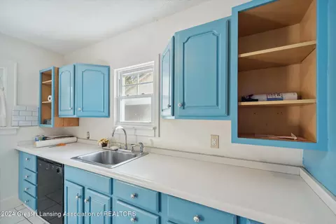 Kitchen - 601 Ridgewood Ave, Lansing, MI 48910 photo 2 of 3