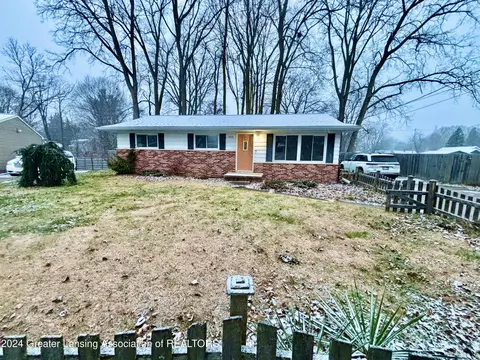 228 Lynwood Circle Cir, Lansing, MI 48906