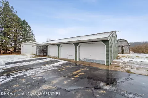Exterior - 1798 E Maple Rapids Rd, Saint Johns, MI 48879 photo 2 of 8
