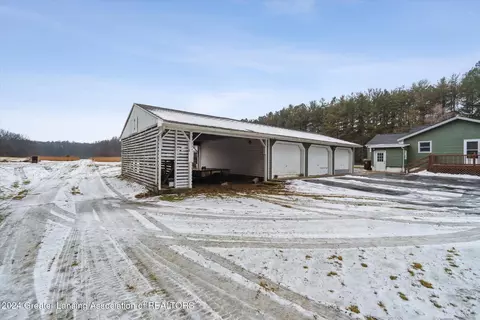 Exterior - 1798 E Maple Rapids Rd, Saint Johns, MI 48879 photo 3 of 8