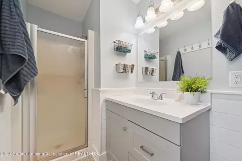 Bath - 1135 Hapeman St, Lansing, MI 48915 photo 1 of 2