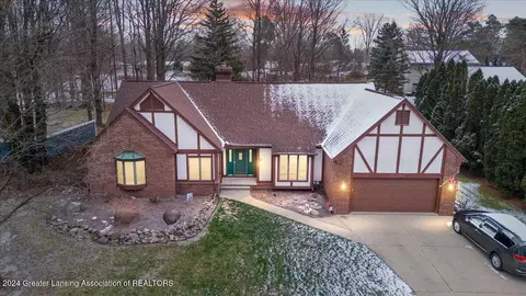 12594 Oneida Woods Trl, Grand Ledge, MI 48837