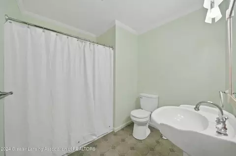 Bath - 3325 Luroma Dr, Dewitt, MI 48820 photo 1 of 4
