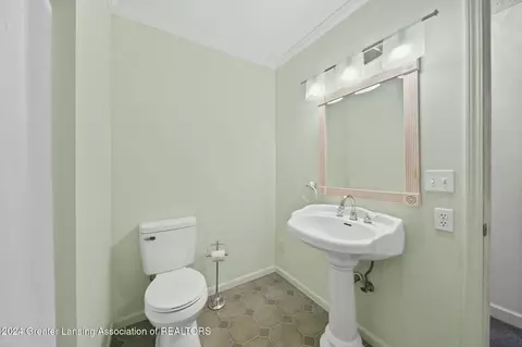 Bath - 3325 Luroma Dr, Dewitt, MI 48820 photo 2 of 4
