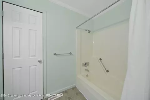 Bath - 3325 Luroma Dr, Dewitt, MI 48820 photo 3 of 4