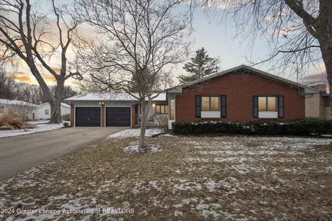 2416 Woodview Dr, Lansing, MI 48911