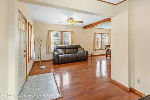 Entry Way - 108 E Gier St, Lansing, MI 48906 photo 3 of 10