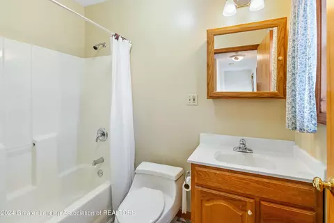 Bath - 108 E Gier St, Lansing, MI 48906 photo 2 of 2