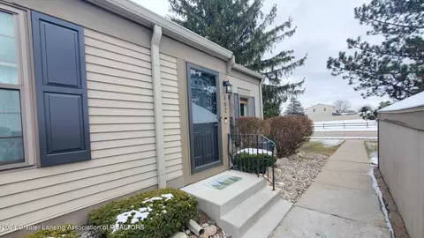 102 Park Meadows Dr, Lansing, MI 48917